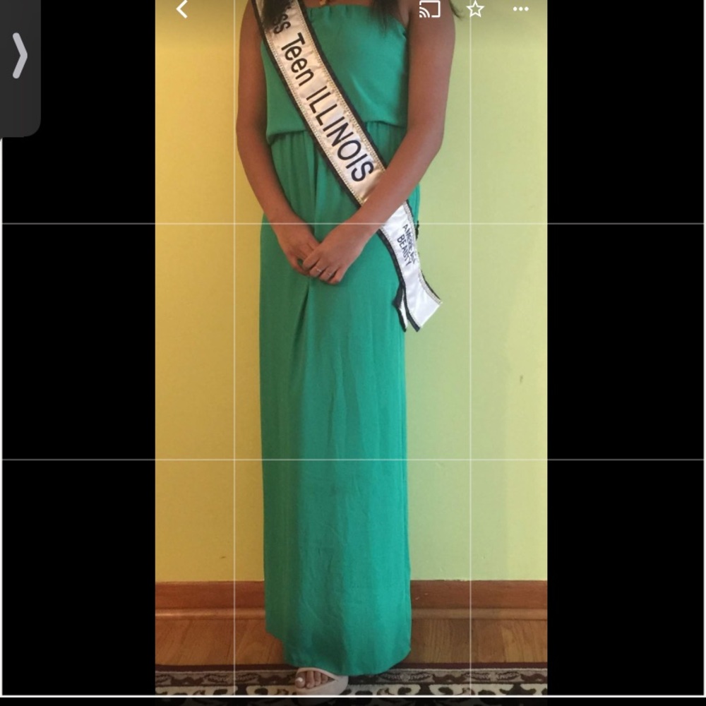 Strapless green sun dress w/ mini slit in the back